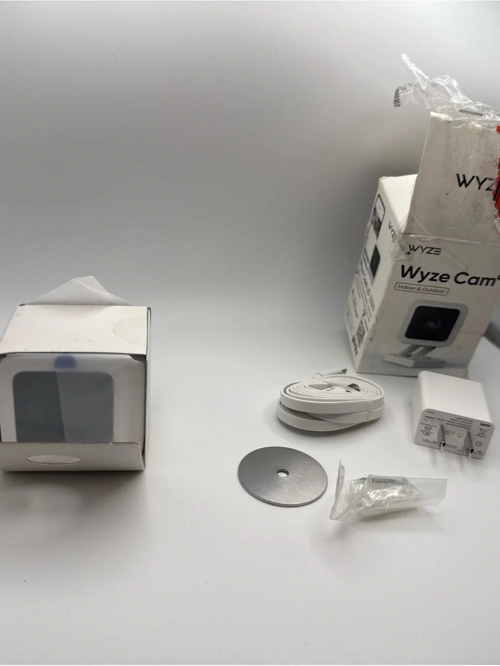 Wyze White Camera Accessory Kit with USB Cable and Mount